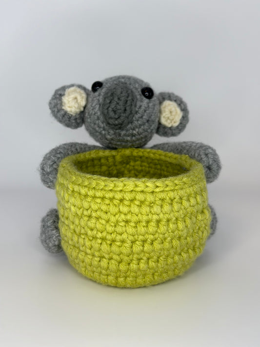 Animal hugs plant pot holder - Nursery Organization