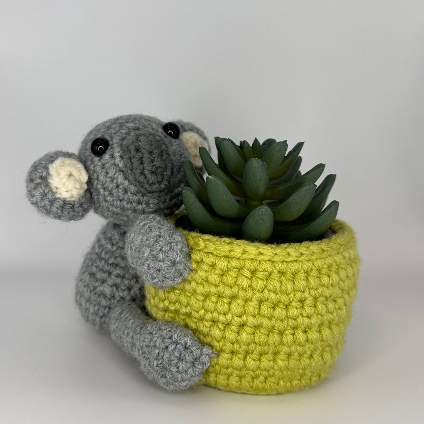 Animal hugs plant pot holder - Nursery Organization